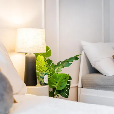 Spacious Smichov 2 Bedroom With Excellent Tram Connection