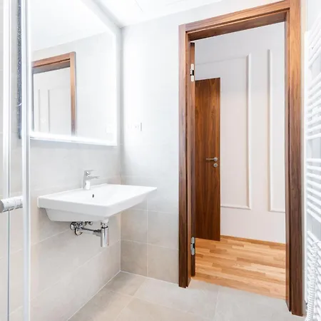 Spacious Smichov 2 Bedroom With Excellent Tram Connection Appartement Prague