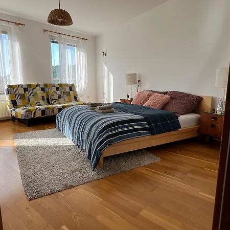 Apartamento A Large 1 Bedroom With An Available Private Parking Praga
