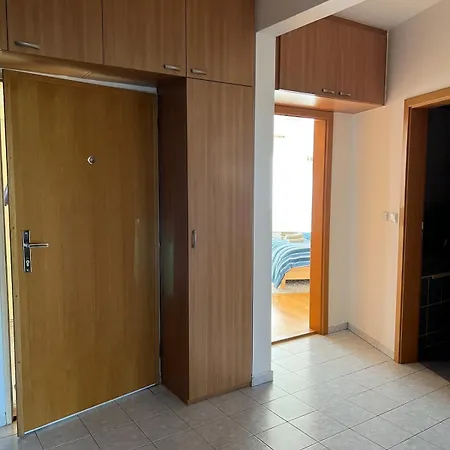 A Large 1 Bedroom With An Available Private Parking Apartamento