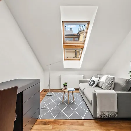 公寓 Days - Spacious 117m2 Attic Retreat W Ac - Near Old Town Sq *