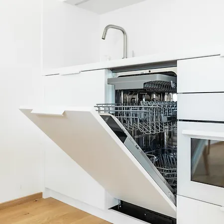 Contemporary Apartment With Garage Parking アパート