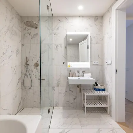 Apartment Modern In A Quiet Yet Location *