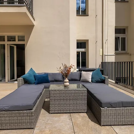 Modern In A Quiet Yet Location Apartment Prague