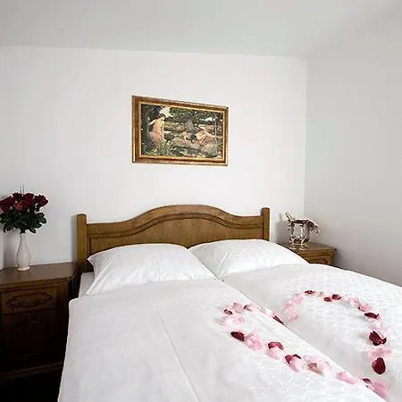 Hotel Golden Golem 3*