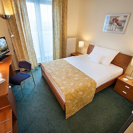 Ramada Airport 4* Prag