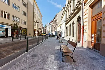 Lovely Praag