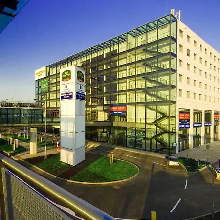 Courtyard By Marriott Airport Praga