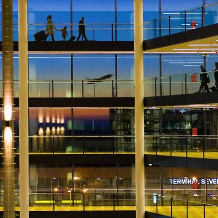Courtyard By Marriott Airport Praga