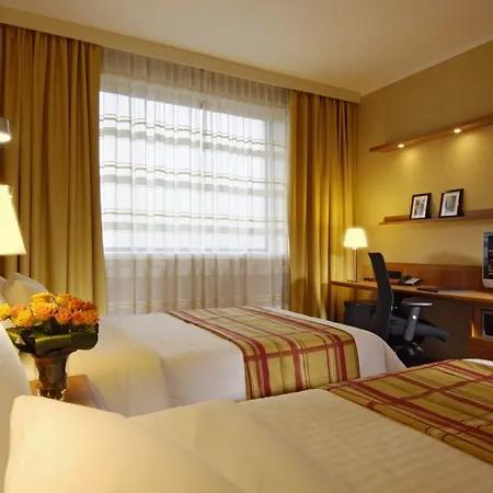 Courtyard By Marriott Airport Hotel Praga