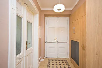 Luxury D22 Praga