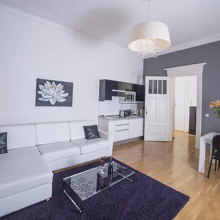 Women's Hall Of Fame Apartment *