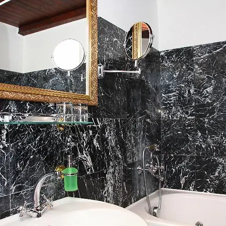 Отель King Charles Boutique 4*
