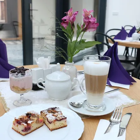 Szálloda At The White Lily 4*