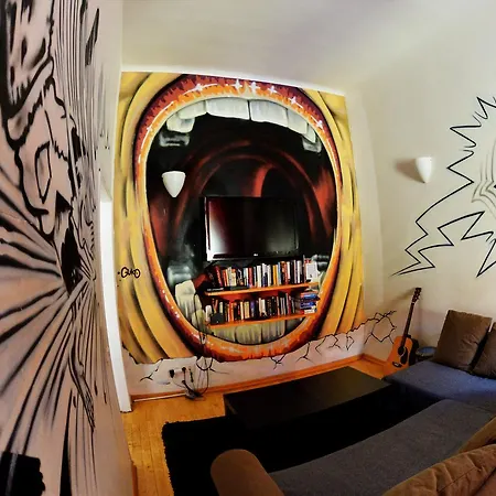 Hostal The Madhouse *