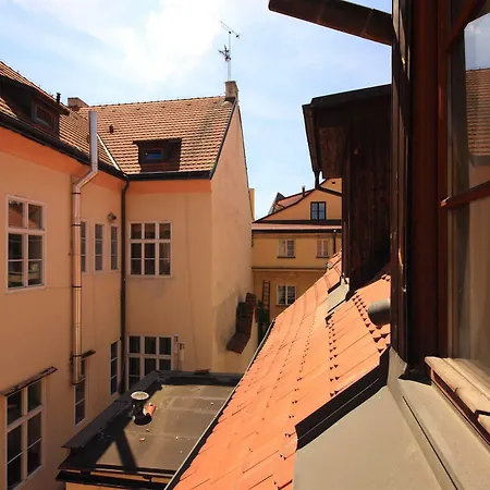 The Green Garland Prag