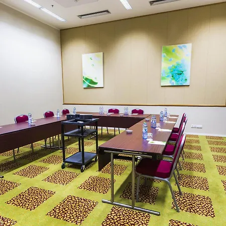 Courtyard By Marriott Airport Hotel