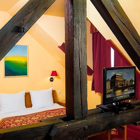 Cloister Otel