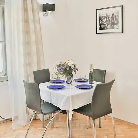 Comfortable Zizkov For 6 Pax Easybnb