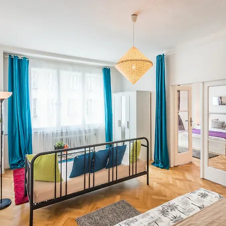 U Nemocenske Pojistovny Apartamento