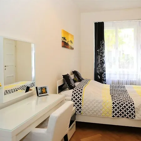 Appartement Yellow Few Steps From Metro Praag
