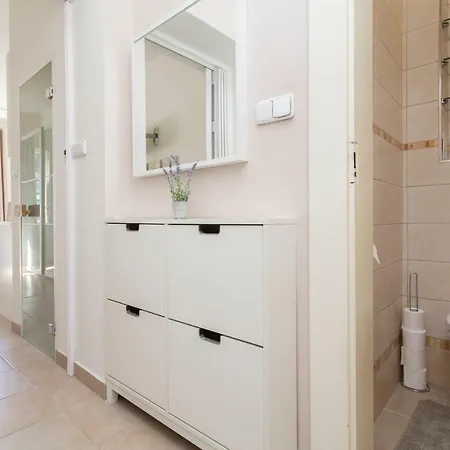 Apartment Cozy With Parking Near Center