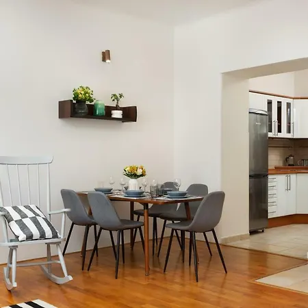 City Center Cozy Apartment *