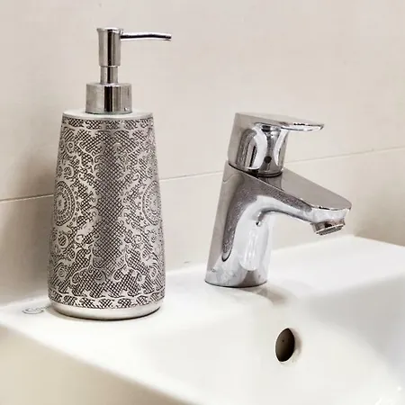 Cozy At Metro Station, Private Bathroom, 9minutes Oldtown, 15minutes Airport, Wifi منزل للإقامة *