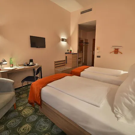 Ramada Airport Hotel 4*