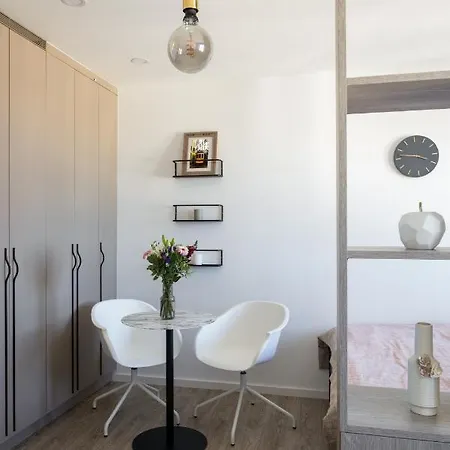 Minimalist Studio In Vinohrady By Days *