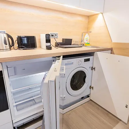 Business Andel, 10 Min To Centre, Netflix, Paid Parking Apartment *