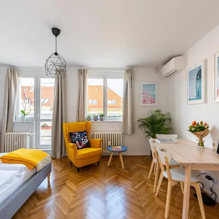 Bright Charming With Terrace, Parking & Airco. Praha