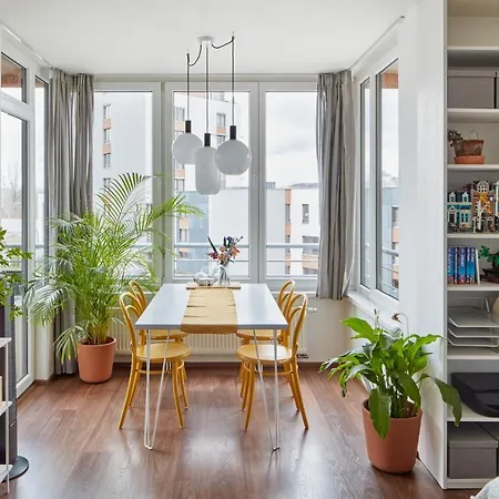 Days - Bright Interior - Free Parking - Spacious Layout