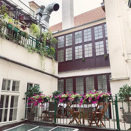 Old Town Square By Emblem Lägenhetshotell 5*