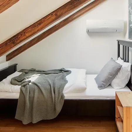 Days - 3bdr Bright Loft - Ac - Location In New Town Apartment *