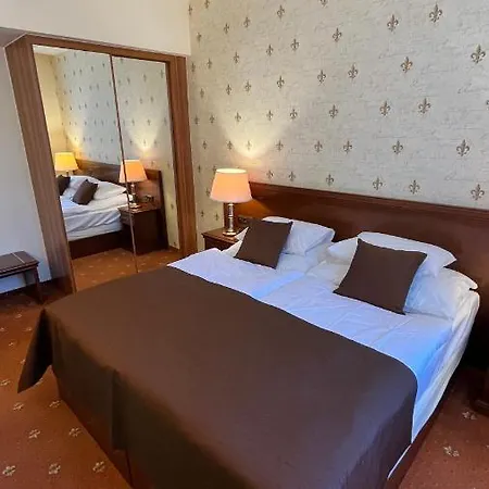 Fleur De Lis Hotel