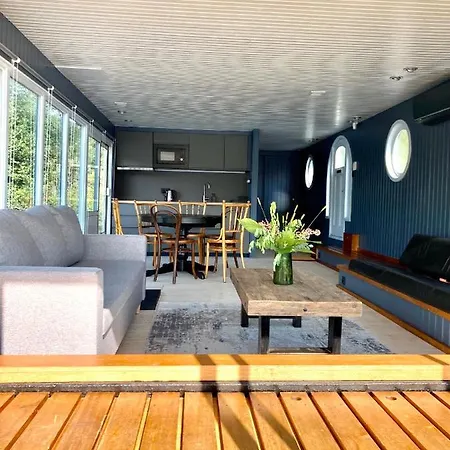 Botel Houseboat - Place In *