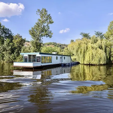 Houseboat - Place In Botel