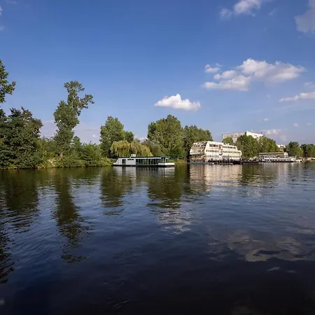 Botel Houseboat - Place In