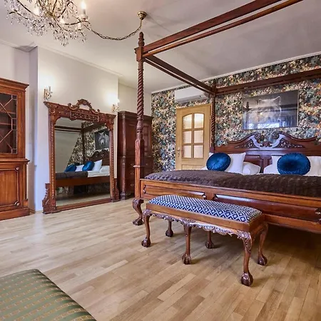 *the Little Castle* With Heated Pool And Sauna Villa