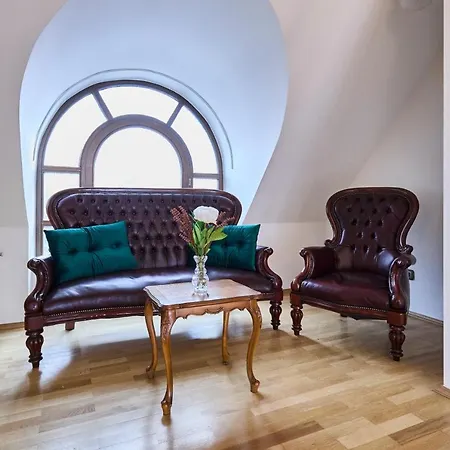 *the Little Castle* With Heated Pool And Sauna