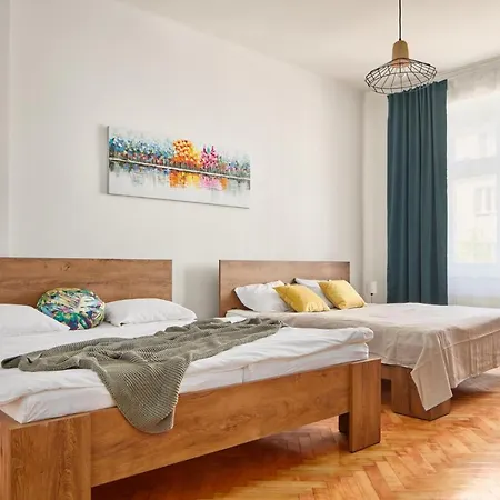 Days - Spacious 3bdr - Trendy Neighbourhood Apartmán *