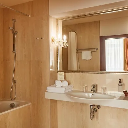 Fleur De Lis Hotel 4*