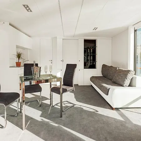 Hotel na wodzie Vipliving Houseboat *