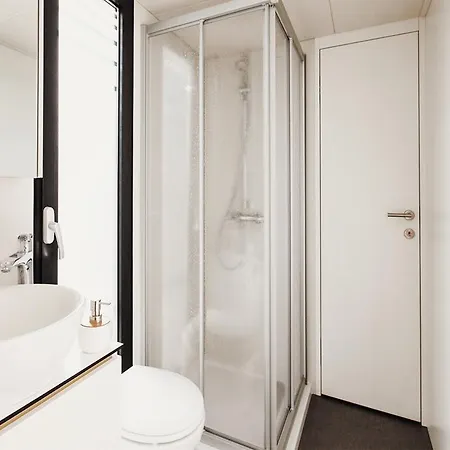 Vipliving Houseboat Hotel na wodzie *