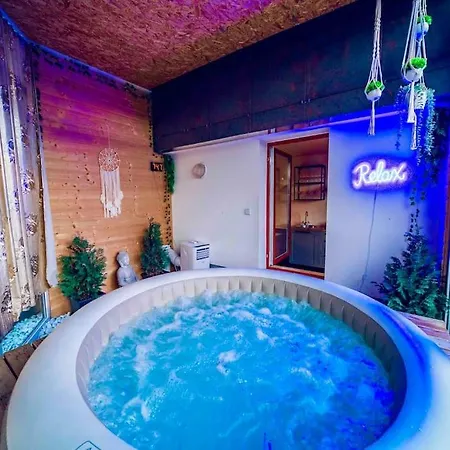 Lovely 3bd - Rooftop - Jacuzzi&sauna Apartment