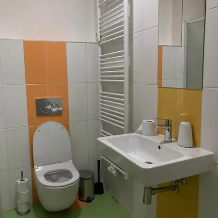 Hostal Capsule Zizkov Tower *