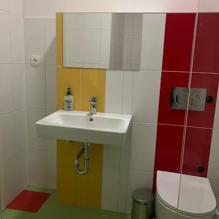 Hostal Capsule Zizkov Tower *