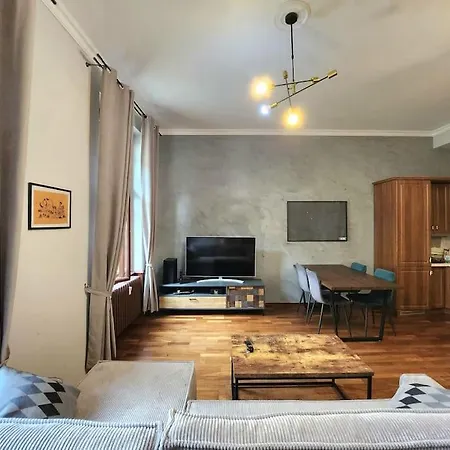 Apartment Spacious 6min From The Dancing House