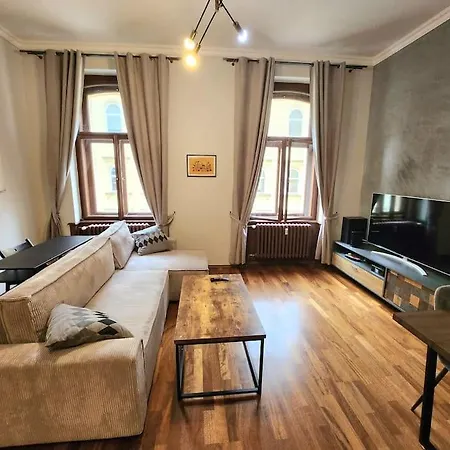 Spacious 6min From The Dancing House Apartment